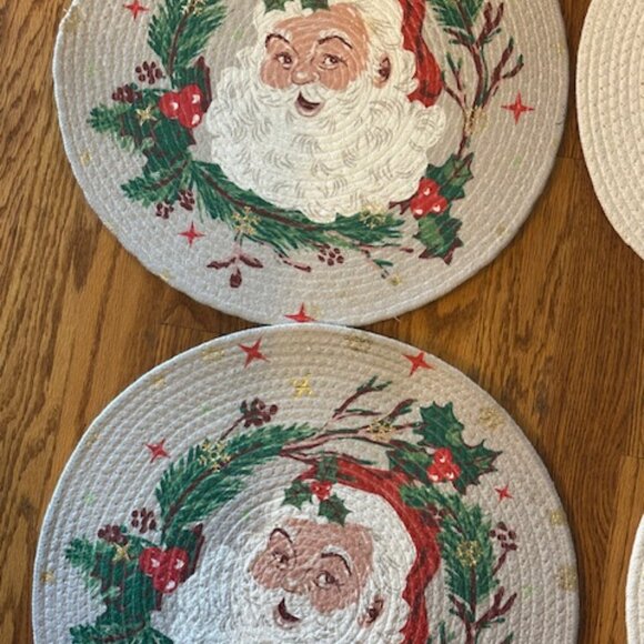 Nicole Miller Santa Claus Placemats 15” Round GRAY RED GREEN WOVEN POLYESTER - Picture 3 of 4